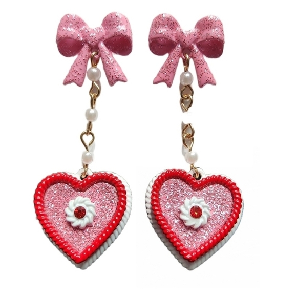 🔹️BETSEY JOHNSON 🔹️Baby Cakes Pink Bow & Heart Cake Dangle Post Earrings - Picture 1 of 6